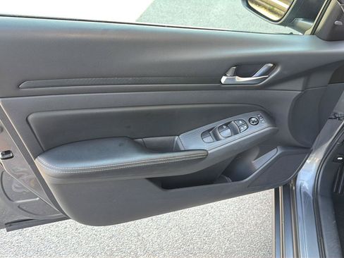 Used 2025 Nissan Altima 2.5 SV FWD image 16