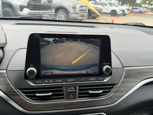 Used 2025 Nissan Altima 2.5 SV FWD image 24