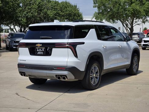 Used 2025 Chevrolet Traverse LT FWD image 4