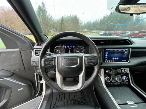 Used 2021 GMC Yukon XL Denali w/ Denali Premium Package image 10