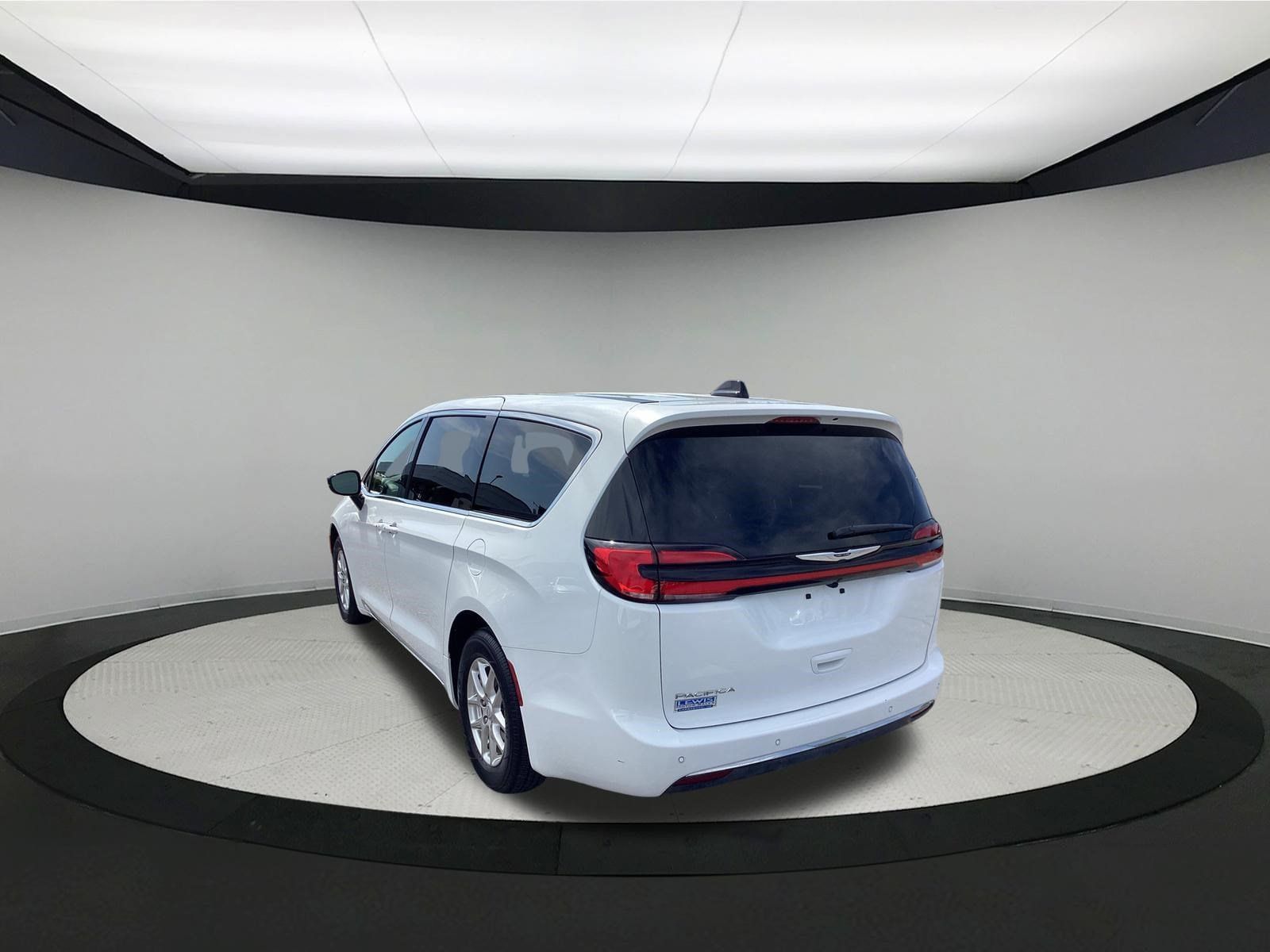 Used 2026 Chrysler Pacifica Select FWD image 6