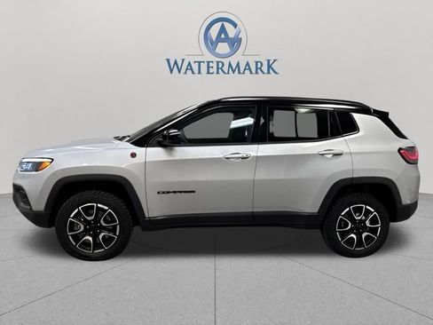Used 2025 Jeep Compass Trailhawk w/ Trailhawk Elite Group AWD/4WD image 2