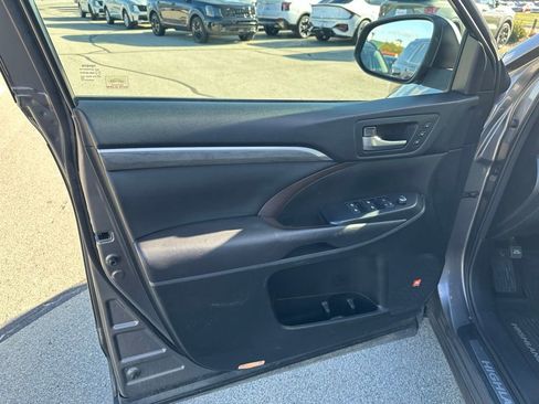 Used 2017 Toyota Highlander Limited image 10
