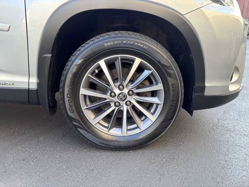 Used 2019 Toyota Highlander XLE AWD/4WD image 7