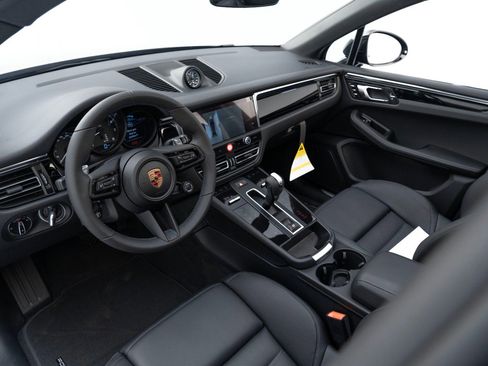 Certified 2025 Porsche Macan AWD/4WD image 4