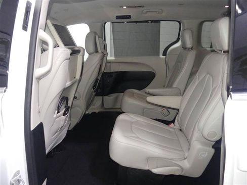 Used 2018 Chrysler Pacifica Touring-L Plus w/ Advanced Safetytec Group FWD image 23
