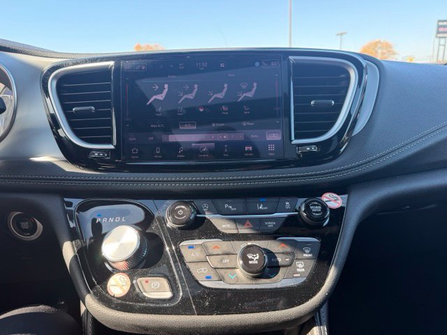 Used 2025 Chrysler Pacifica Limited FWD image 15