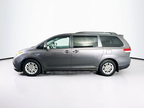 Used 2013 Toyota Sienna XLE FWD image 4