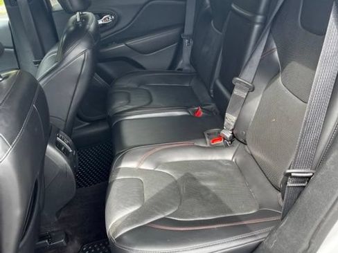 Used 2019 Jeep Cherokee Trailhawk AWD/4WD image 11