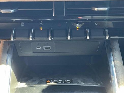 Used 2023 GMC Canyon Denali image 18