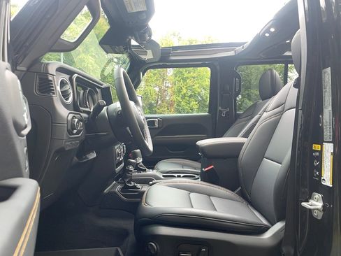 Used 2025 Jeep Wrangler Unlimited Sahara image 15