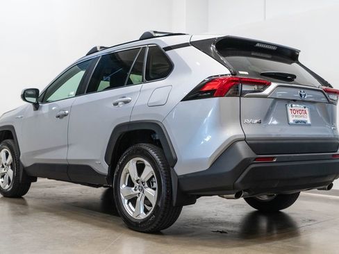 Used 2021 Toyota RAV4 XLE Premium AWD/4WD image 7