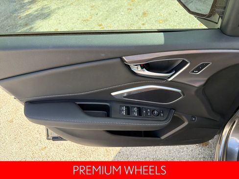 Used 2025 Acura RDX SH-AWD image 19