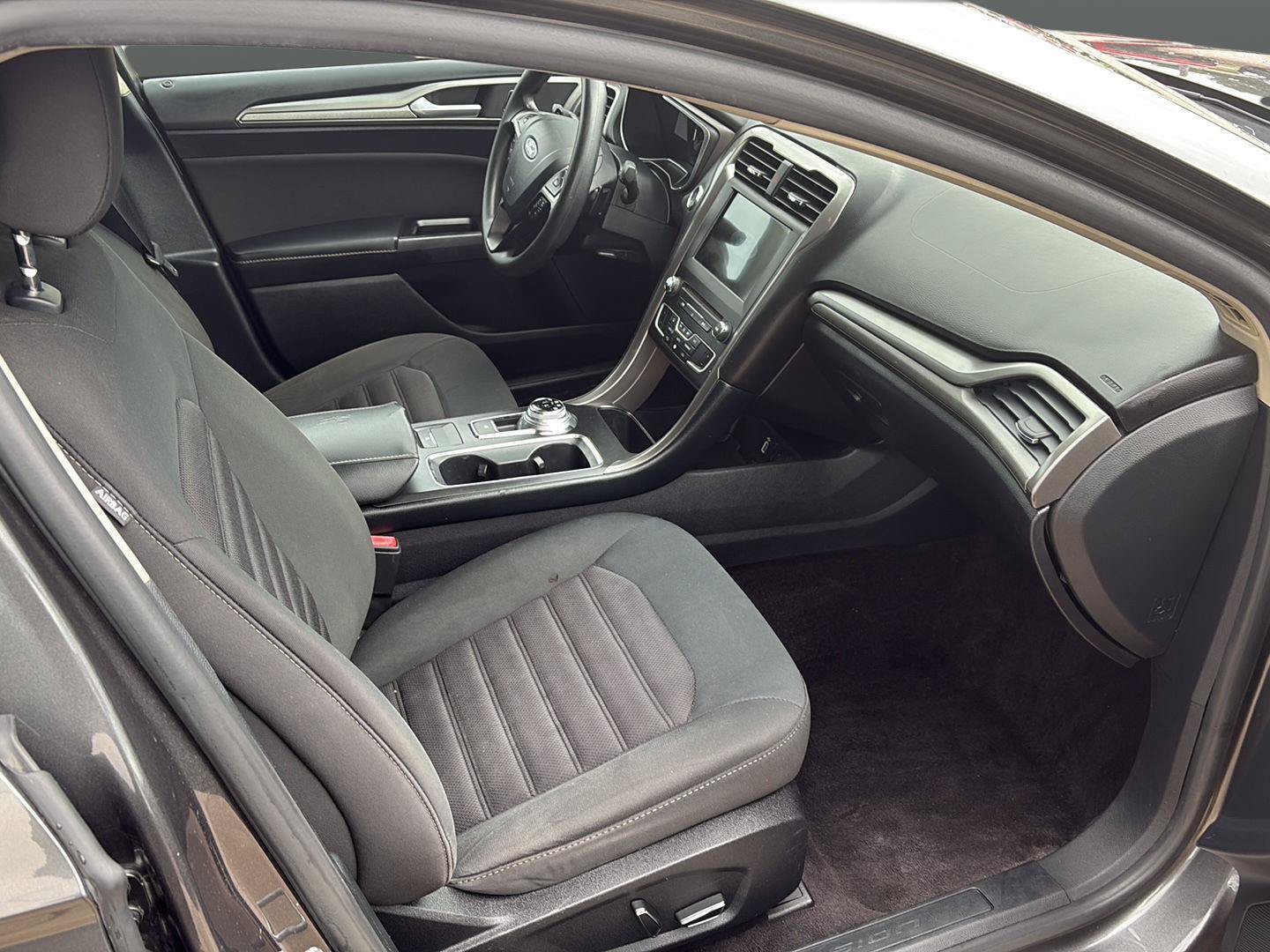Used 2017 Ford Fusion SE w/ Fusion SE Technology Package FWD image 17