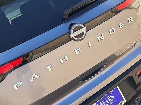 Used 2025 Nissan Pathfinder SV image 11