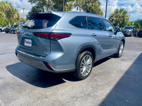 Used 2023 Toyota Highlander Platinum FWD image 6