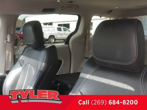 Used 2022 Chrysler Pacifica Touring-L FWD image 38