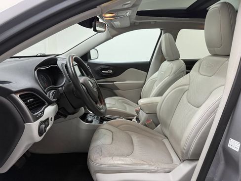 Used 2019 Jeep Cherokee Limited w/ Luxury Group AWD/4WD image 13