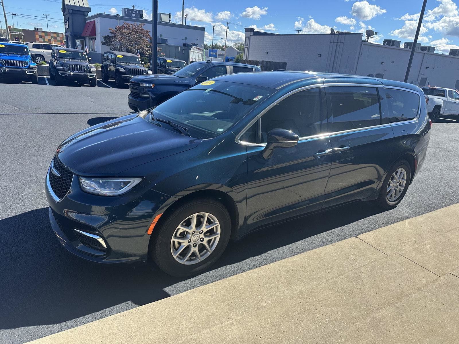 Used 2025 Chrysler Pacifica Select FWD image 6