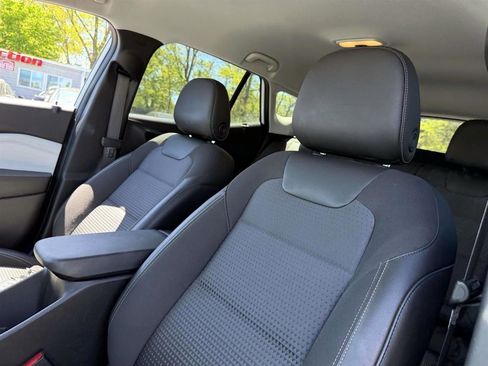 Used 2025 Chevrolet Trax LT w/ LT Convenience Package FWD image 8