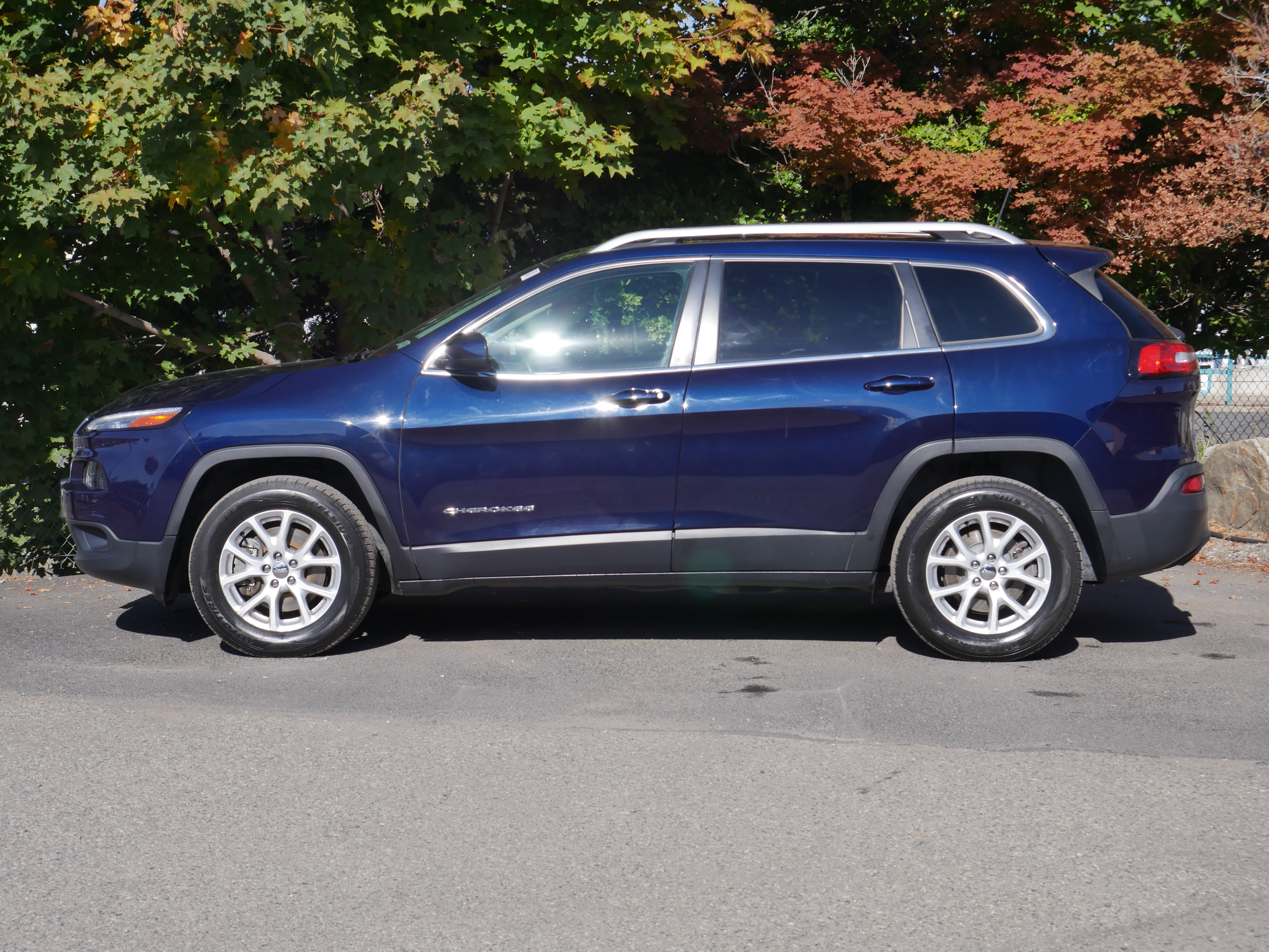 Used 2016 Jeep Cherokee Latitude w/ Comfort/Convenience Group AWD/4WD image 16