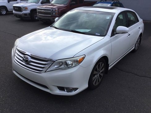 Used 2011 Toyota Avalon Limited image 3