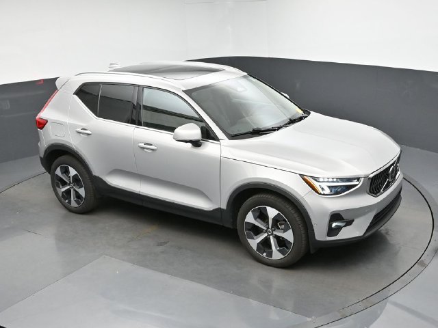 Used 2024 Volvo XC40 B5 Plus AWD/4WD image 18