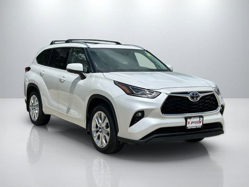 Used 2026 Toyota Highlander Limited AWD/4WD image 3