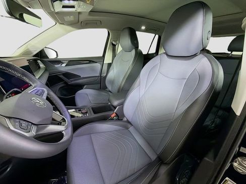 New 2026 Volkswagen Tiguan SE FWD image 11