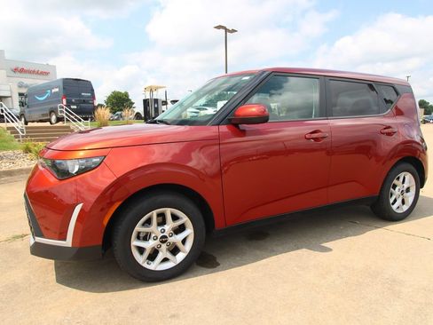 Used 2024 Kia Soul LX w/ Option Group 015 FWD image 16