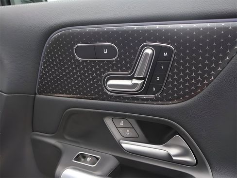 Used 2025 Mercedes-Benz GLA 250 4MATIC image 15