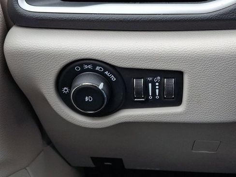 Certified 2023 Chrysler Pacifica Touring-L image 30