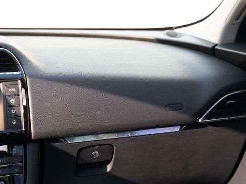 Used 2017 Jaguar F-PACE Premium image 32