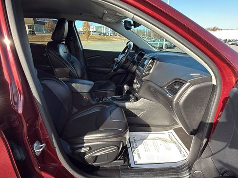 Used 2019 Jeep Cherokee Latitude Plus w/ Comfort/Convenience Group image 18