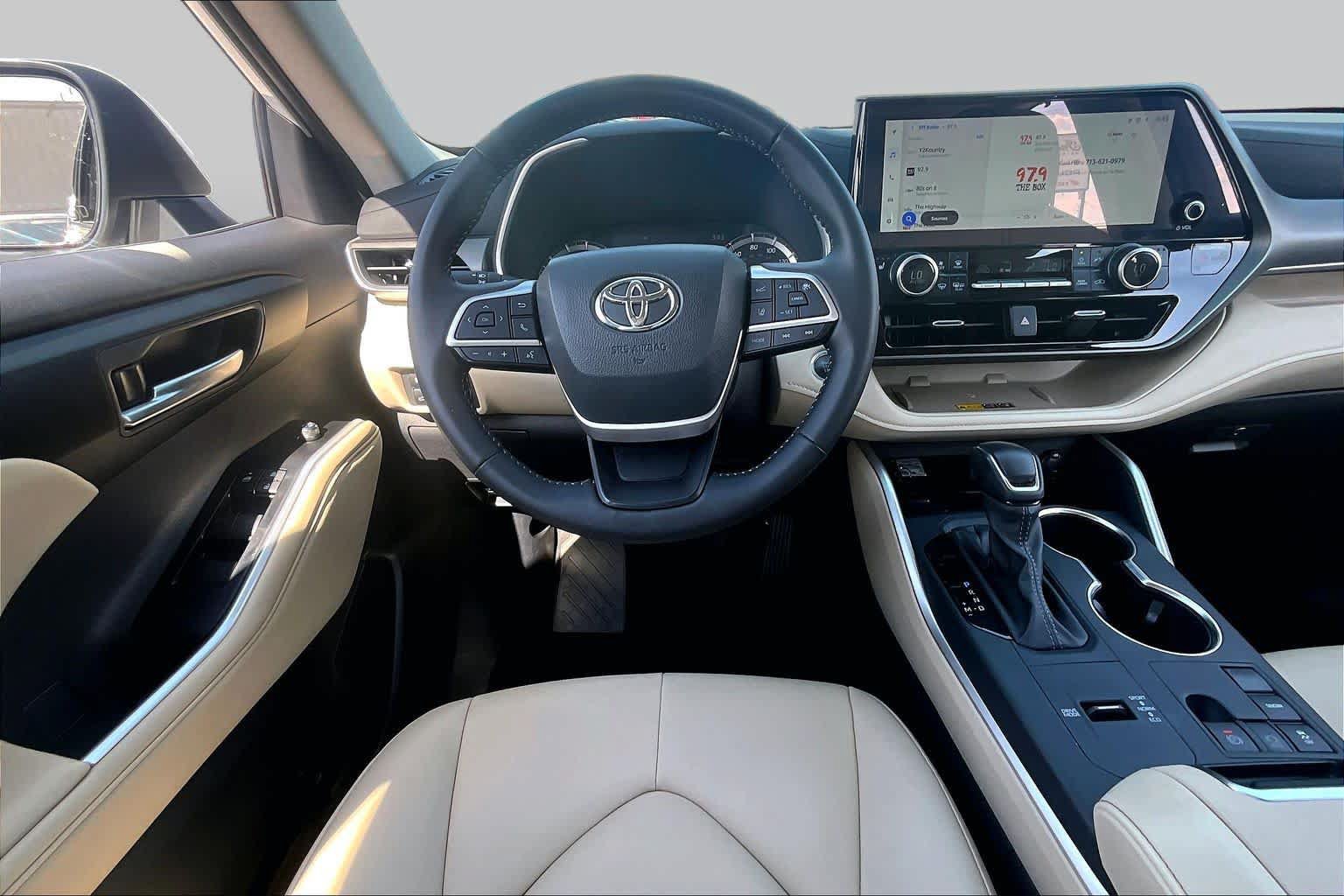 Used 2025 Toyota Highlander XLE FWD image 6
