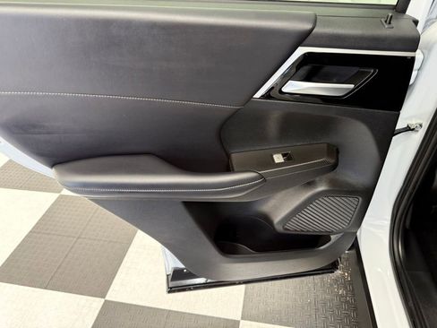 Used 2024 Mitsubishi Outlander Ralliart AWD/4WD image 19