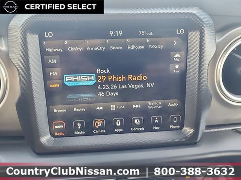 Used 2018 Jeep Wrangler Unlimited Sahara AWD/4WD image 15