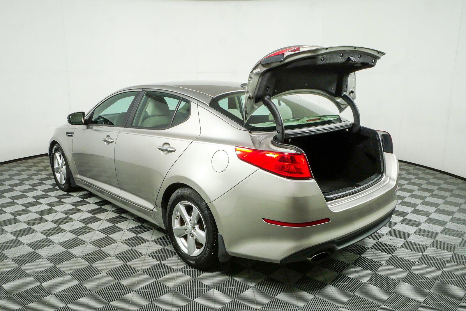 Used 2015 Kia Optima LX FWD image 29