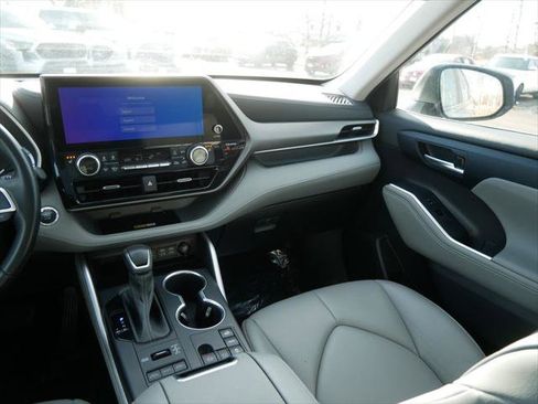 Certified 2023 Toyota Highlander XLE image 14