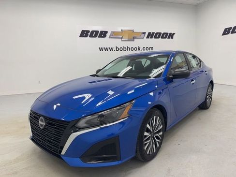 Used 2025 Nissan Altima 2.5 SV image 1