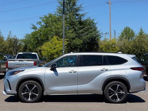 Used 2022 Toyota Highlander XSE AWD/4WD image 2