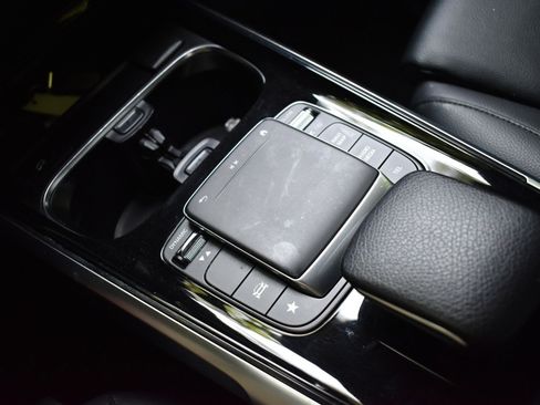 Used 2021 Mercedes-Benz GLB 250 4MATIC image 29