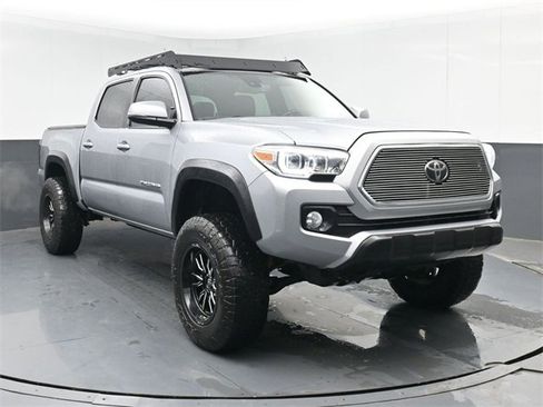 Used 2021 Toyota Tacoma TRD Off-Road image 2