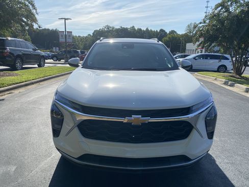 Used 2025 Chevrolet Trax LT w/ LT Convenience Package FWD image 2