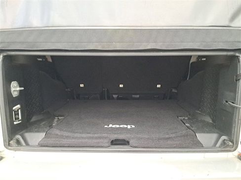 Used 2015 Jeep Wrangler Unlimited Sahara w/ Connectivity Group image 9