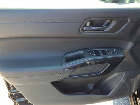 Used 2025 Nissan Pathfinder SV image 8