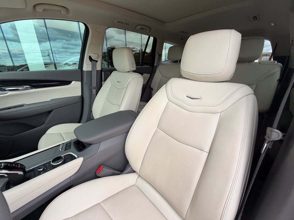 Used 2024 Cadillac XT6 Premium Luxury w/ Technology Package FWD image 11