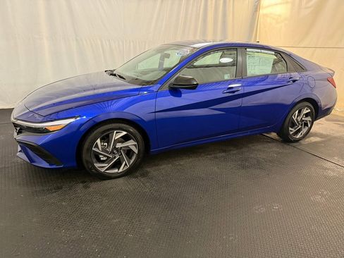 Certified 2025 Hyundai Elantra Sport image 2