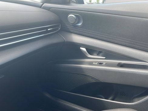 Certified 2025 Hyundai Elantra SE FWD image 30