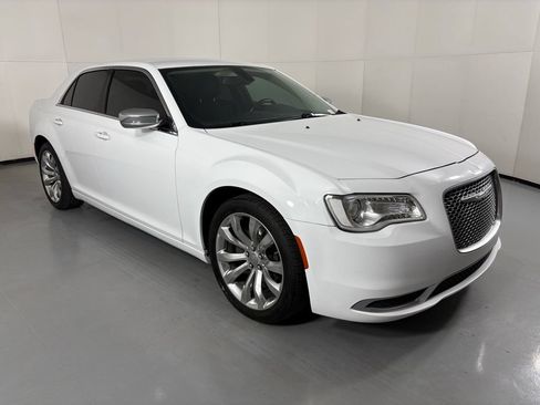 Used 2019 Chrysler 300 Touring w/ Chrome Appearance Package RWD image 2